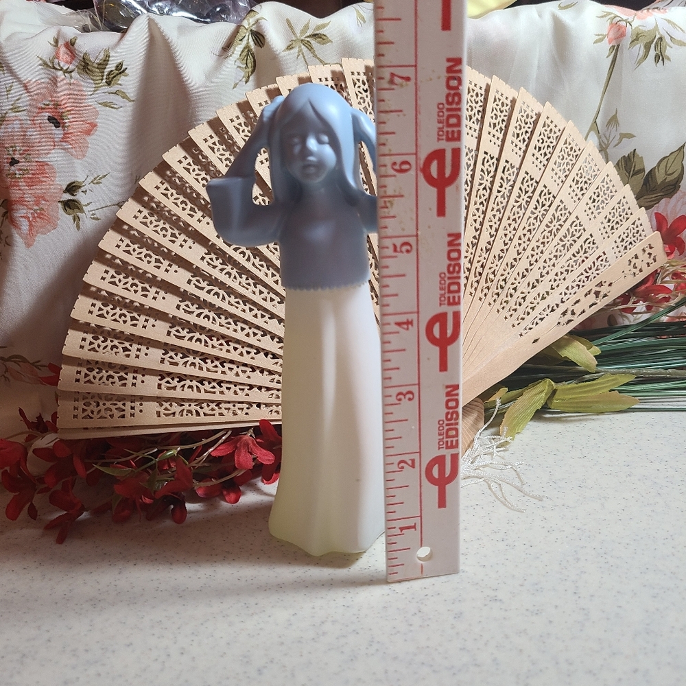 Blue and White lady Figurine collectible vintage empty avon bottle for s… - Picture 7 of 10